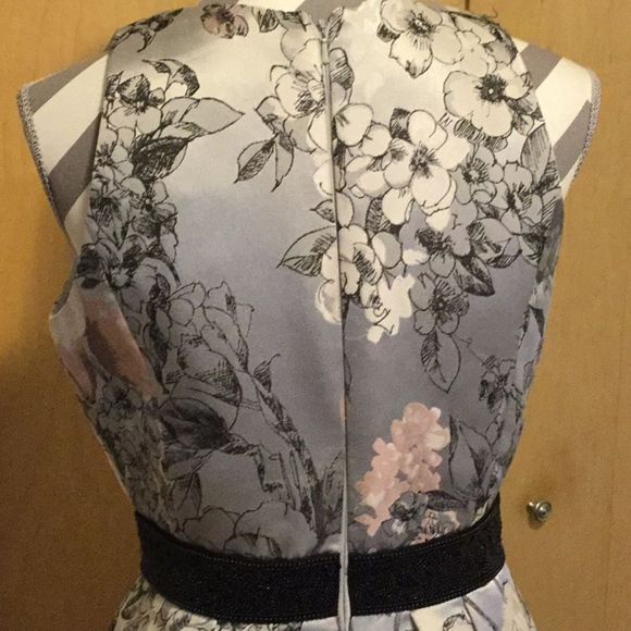 Carmen Marc Valvo Sleeveless Floral-Print - Picture 3 of 8